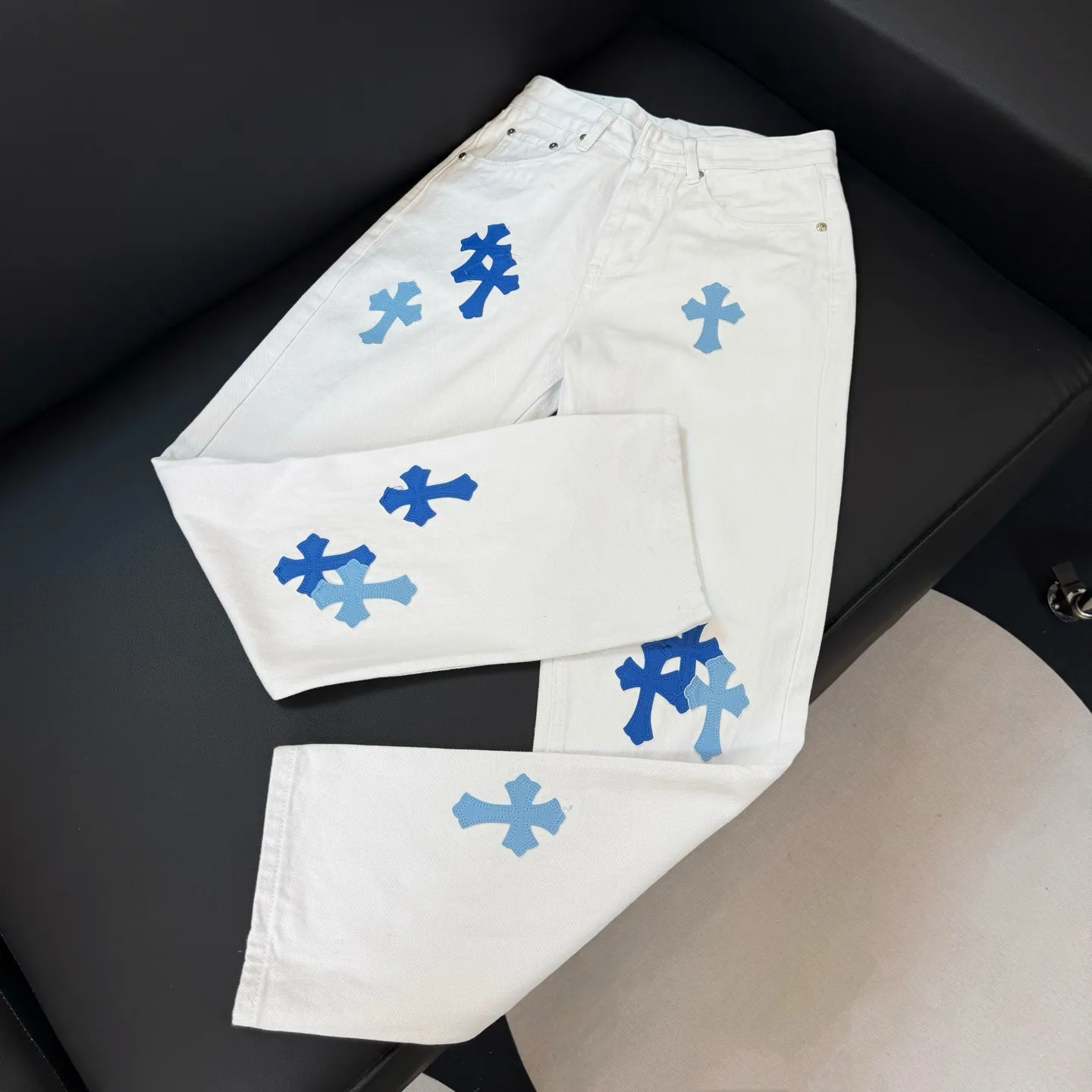 P230 Style number: D306 Chrome Hearts white and blue leather jeans Size: 28-34 corresponding to S-XL Color: White Size: S-XL (corresponding to 28 30 32 34) 28 30 32 34 Size S M L XL Length 101 102 103 104 Hips 110 114 118 122 Waist circumference 86 90 94 98 (There is an error of 1~3cm due to manual measurement)
